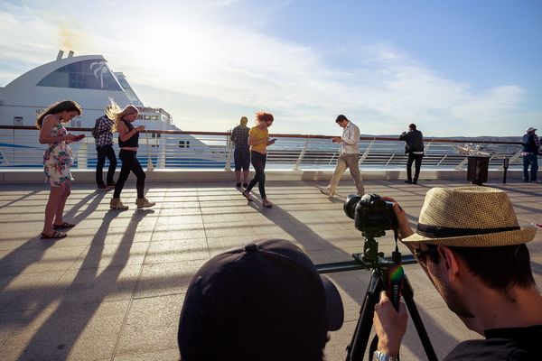 Une séance de tournage sur les terrasses du port à Marseille.