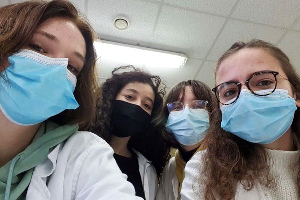 Ana, Maysan, Chloé et Pauline, élèves du lycée du Sacré Coeur de Tourcoing sur le tournage de leur vidéo "Opération chirurgie"