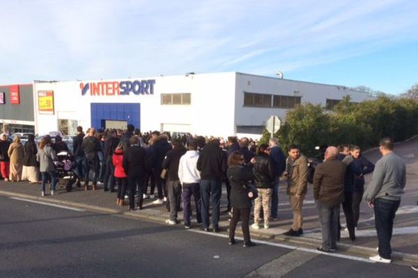 La file des supporters pour acheter les billets du match Canet - Caen.