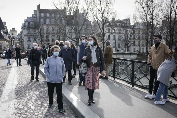 Des Parisiens le 21 février 2021 sur les quais de Seine (illustration).