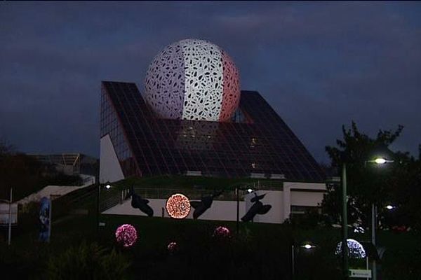 La boule du Futuroscope en bleu-blanc-rouge