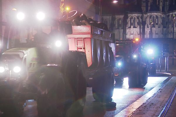 Une cinquantaine de tracteurs ont défilé dans le centre-ville du Mans avant de se rendre à la Préfecture de Sarthe pour manifester leur colère.