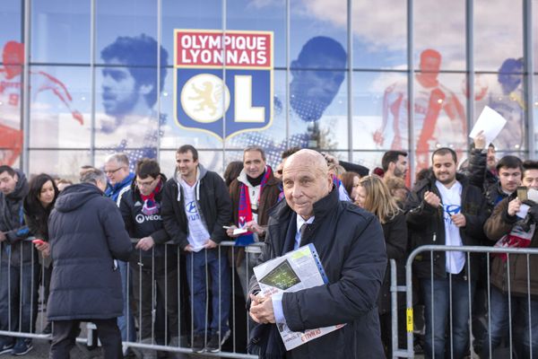 L'ancien international français et ancien joueur de l'OL a eu l'occasion d'affronter Pelé sur le terrain par deux fois.