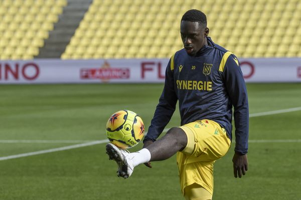 Le syndicat des joueurs de football professionnels réclame la réintégration immédiate de l' attaquant du FC Nantes Kevin Augustin.