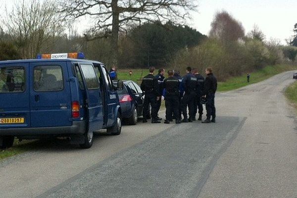 Les gendarmes aux abords de la SAFER prêts à intervenir durant les négociations avec l'agriculteur