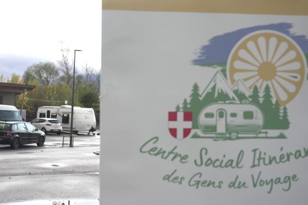 En Savoie, un Centre social itinérant va à la rencontre des Gens du voyage. Cette initiative de l'association La Sasson permet aux Voyageurs de connaître leurs droits et tisse aussi un lien social essentiel.