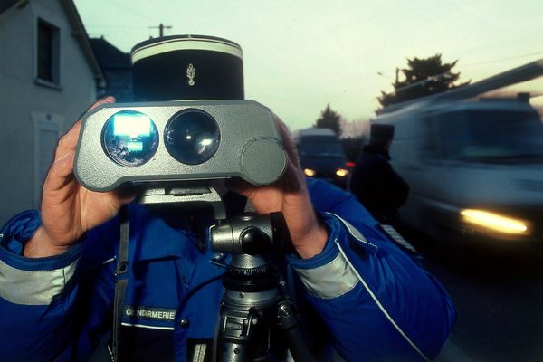 L'automobiliste a été flashé à 214 km/h au lieu de 130 sur l'A72 samedi 7 novembre, alors qu'il circulait en plein confinement, mais avec une autorisation de sortie pour se rendre au travail. Résultat : son permis lui a été retiré dans la foulée. Image d'illustration.