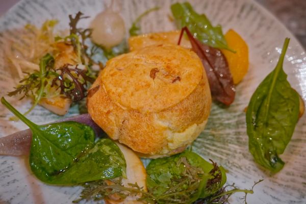 Le délicieux soufflé au comté du chef Philippe Bouvard.