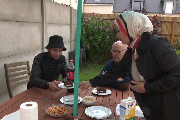 Makka et son mari Anzan, réfugiés  tchétchènes, accueillis dans la résidence secondaire de Coprésident de l'association "Bienvenue".