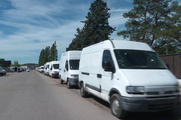 Selon la préfecture du Rhône, une centaine de camionnettes est stationnées chaque jour dans le quartier de Gerland (Lyon 7e), entrainant "un trouble manifeste à l'ordre public".