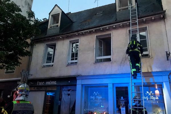 Incendie au 18 rue de la Visitation à Rennes entre 5h et 5h45 ce samedi 23 mai. Trois personnes ont été intoxiquées et transportées à l'hôpital.