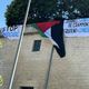 Un drapeau de la Palestine et des banderoles ont été affichés sur la Maison des relations internationales par les militants qui se sont introduits à l'intérieur.