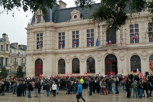 Manifestation des agents territoriaux du Grand Poitiers devant l'hôtel de ville ce vendredi matin.