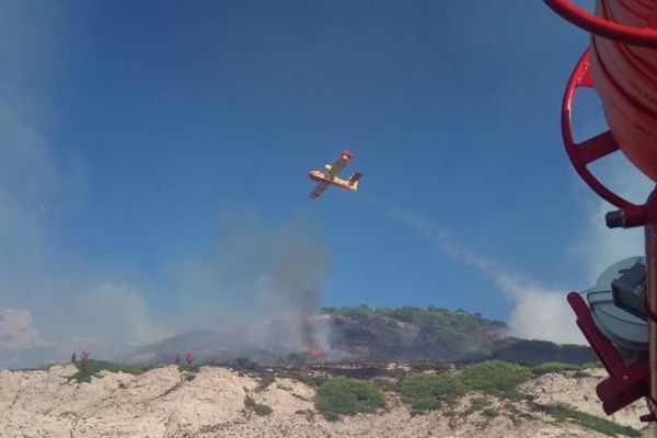 Un feu de broussailles et jeunes pins s'est déclaré dans la calanque de la Mounine le 14 septembre 2018