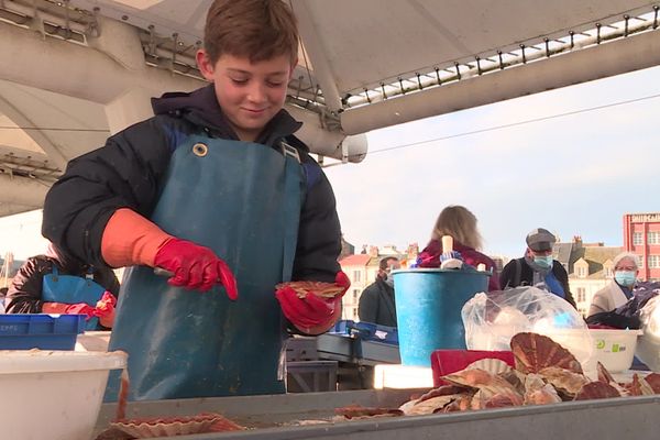 Pour le moment, la vente des coquilles Saint-Jacques se porte bien, mais le couvre-feu devrait sérieusement faire baisser le chiffre d'affaire des marins-pêcheurs et des mareyeurs.