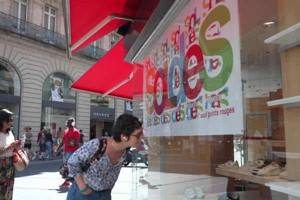 Les Toulousains font les soldes en dernière minutes dans le centre-ville.