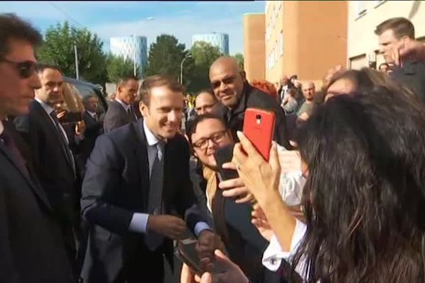 A l'arrivée à Forbach, youyous et selfies pour le président de la République, lundi 4 septembre 2017.