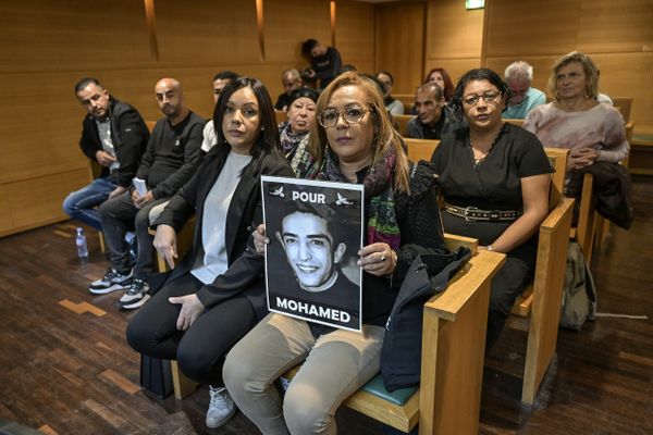 Les soeurs de Mohamed Abdelhadi brandissent un portrait de leur frère avant le début de l'audience de la 6e chambre correctionnelle du tribunal judiciaire de Lyon, le 8 octobre 2024.