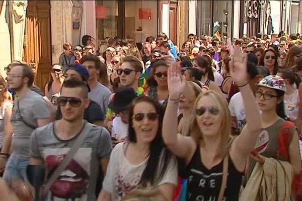 Selon les organisateurs de la Gay Pride, leurs rassemblements dépassent guère les 10 000 manifestants selon la police. Soit trois fois moins que la Manif pour tous, en février 2014.