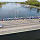 Impresionnante chaîne humaine sur le pont sur le Rhin entre Vogelgrun et Breisach en Allemagne