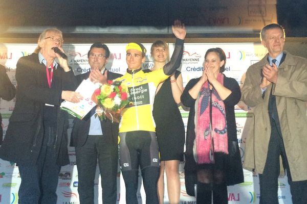 Bryan Coquard (DEN), en jaune, a remporté le prologue des Boucles de la Mayenne 2016, le 2 juin 2016.