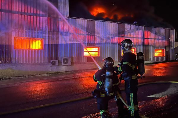 Ce dimanche soir les pompiers ont été appelés au Domaine des Grives à Antibes pour un incendie qui s'est déclaré dans un magasin de déguisements.