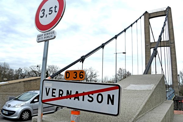 Pour des raisons de sécurité, le Grand Lyon va limiter le trafic sur le pont de Vernaison à un seul sens de circulation. Des élus locaux s'y opposent avec vigueur