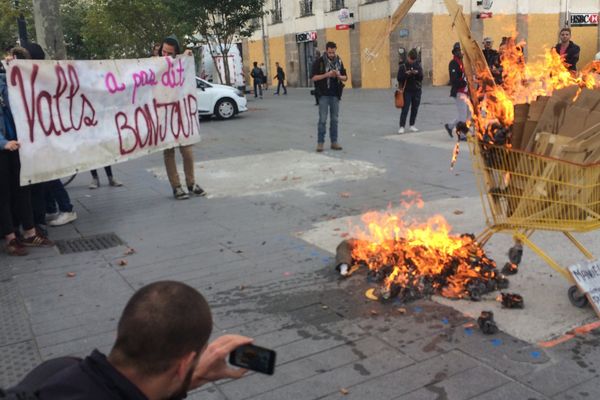 Manif anti valls à Nantes, un manequin à l'éffigie du Premeir ministre brûlé