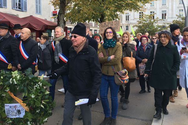 Le maire d'Auxerre Guy Ferez faisait partie des 500 personnes rassemblées en soutien à l'hôpital de la ville, confronté à de graves problèmes financiers.