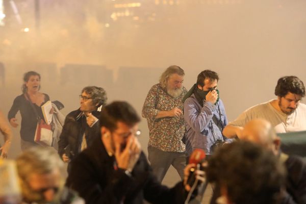 Gaz lacrymogène contre jets de canettes, cinq personnes ont été interpellées lors de la "marche de la colère" hier soir, devant la mairie de Marseille