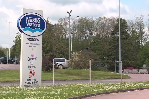 Scandale Nestlé Waters : les salariés se disent trompés par leur direction, un nouveau coup dur alors qu'ils font déjà face à un plan social et craignent une nouvelle baisse d'activité.