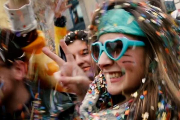 La grande bataille de confettis : un rendez-vous immanquable du Carnaval de Granville.