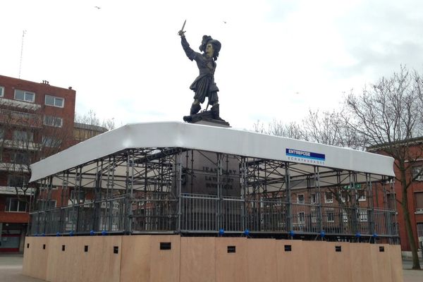 Le podium des musiciens a cette année été installé autour de la statue de Jean Bart, où se tiendra dimanche le rigodon final de la bande de Dunkerque.