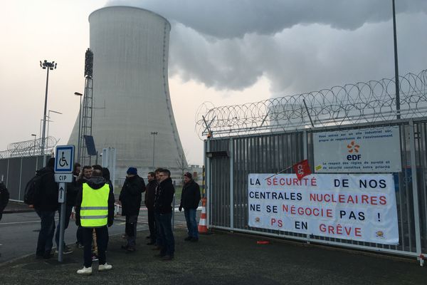 Les agents du service de sécurité de la centrale de Civaux (86) filtré ce jeudi matin l'entrée de l'usine.