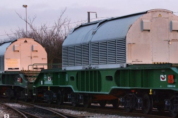 Un train spécial transportant du combustible nucléaire à Valognes en 2007. 