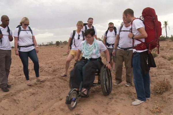 Lu Pearce, s'entraînant à pousser son fauteuil dans le sable.