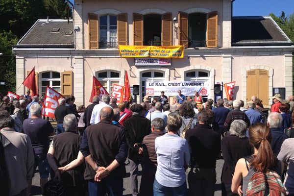 Le 21 mai, près de 200 personnes se sont retrouvées devant la gare de Laroquebrou pour défendre le service public ferroviaire.