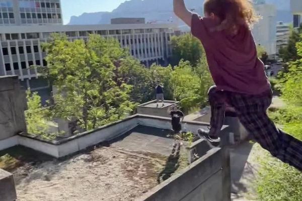 À tout juste 17 ans, Lola Roy grimpe dans le milieu du parkour