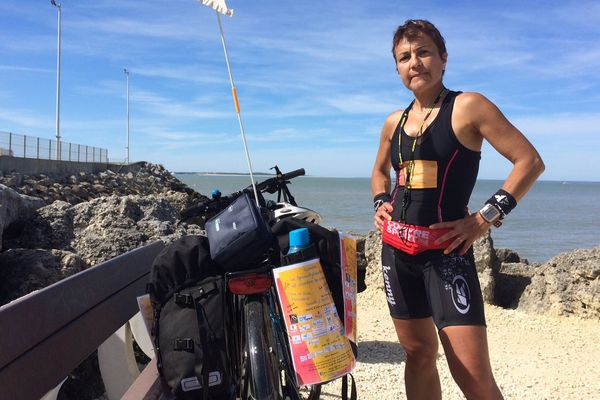 Corinne Durand-Milletto en escale à Royan pendant son parcours entre Roscoff et Hendaye pour faire connaître la spondylarthrite.