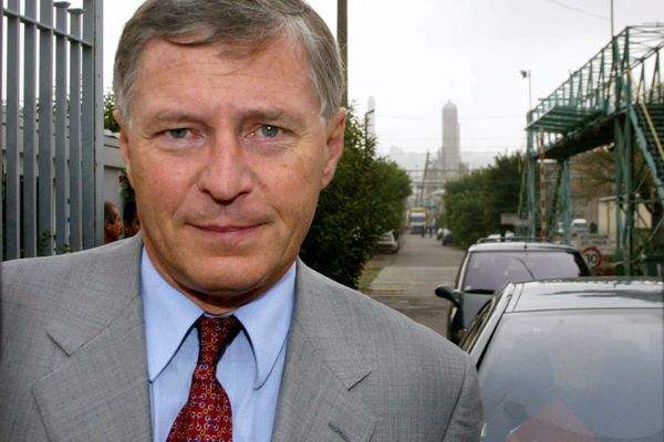 Thierry Desmarest, alors président du groupe TotalFinaElf, à l'entrée de l'usine AZF à Toulouse,  pose, le 30 août 2002.