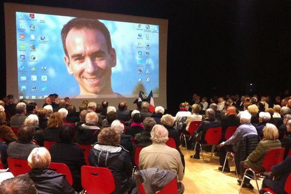 Hommage à Pierre-Antoine Henry à Beaucouzé (Maine-et-Loire) : une minute de silence a été respectée, suivie de la Marseillaise. 