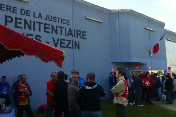 Mouvement des surveillants de prison devant la prison de Rennes-Vezin