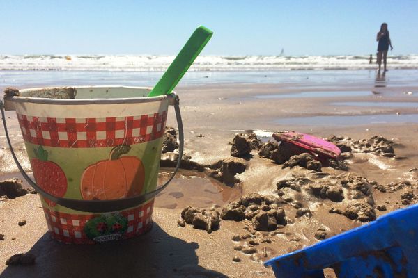 La pratique du château de sable est interdite... mais pas la baignade.