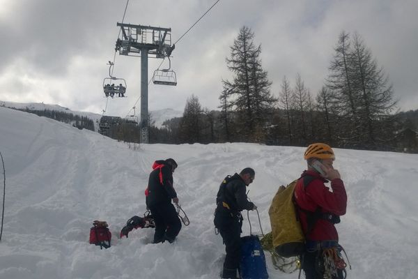 Les secours au pied du télésiège en panne à Puy Saint Vincent.