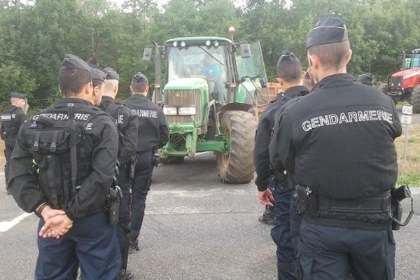 Les tracteurs se préparent a rejoindre L'A75 pour une opération escagot dans le sens nord sud sur quelques dizaines de km.