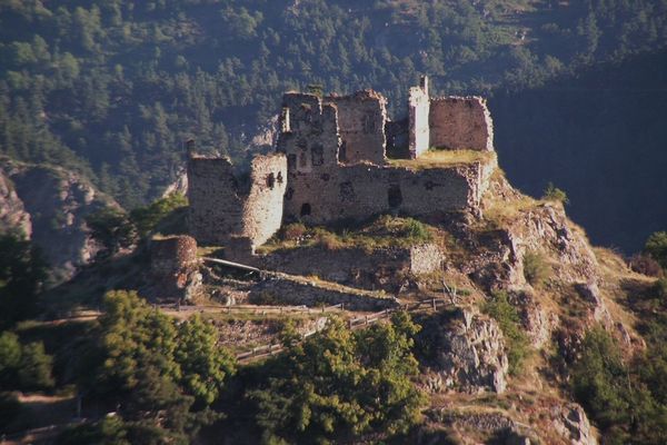 Un architecte a construit sa maison sur les hauteurs de ce château en ruines de Haute-Loire.