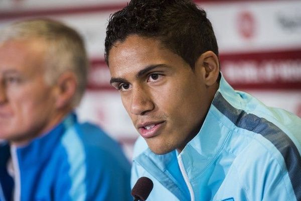 Lors de la conférence de presse d'avant-match, Raphaël Varane est apparu aux côtés de Didier Deschamps.