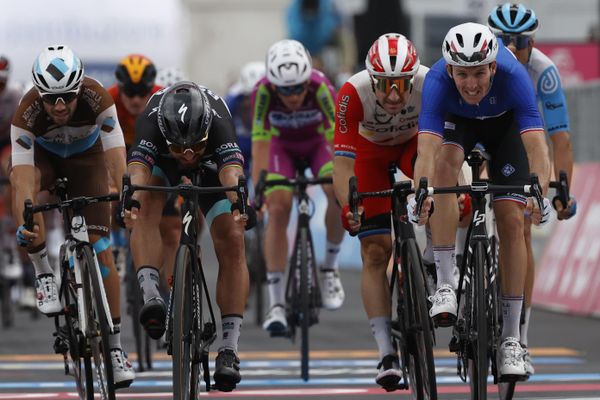 Il aura fallu attendre la photo finish pour départager les sprinters et nommer Arnaud Démare vainqueur de la 4ème étape du Giro 2020.