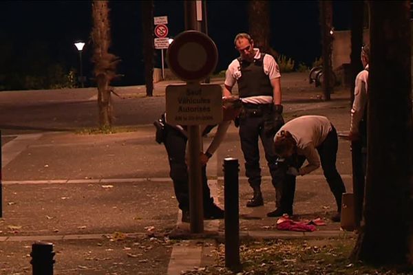 Les policiers ont effectué des relevés mardi soir sur les lieux de l'agression à Billere.