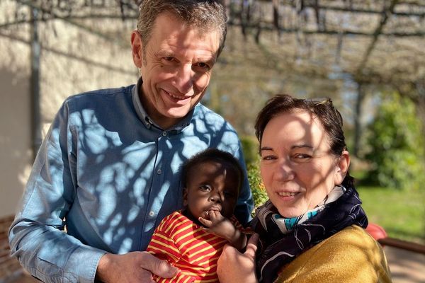 Onesime entouré de Marie-Christine et François Vives, sa famille d'accueil.